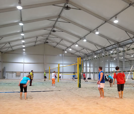 Energie sparen mit den Industrie-Deckenventilatoren 03.291 in der Beachvolleyball-Halle