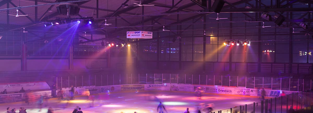 Industrie-Deckenventilatoren zur Wärmerückgewinnung der Hallenheizung im Eisstadion