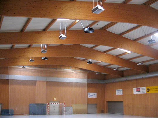 Handball-Halle mit Decken-Ventilatoren zur Wärmeverteilung