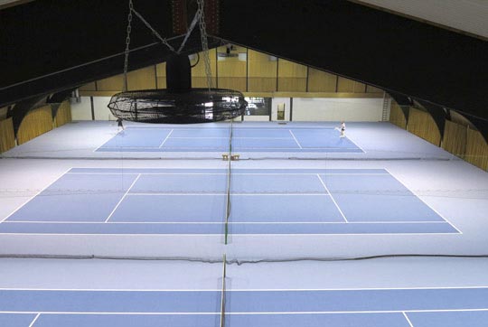 Energie sparen mit Industrie-Deckenventilatoren 03.291 in der Tennishalle.