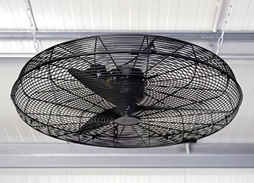 Ventilator und Schwenkarm für kühle und frische Luft im Verladecontainer.