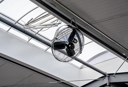 Abluft-Ventilator 03.280 am Oberlicht angebracht, um viel verbrauchte Luft aus der Halle abzuziehen.